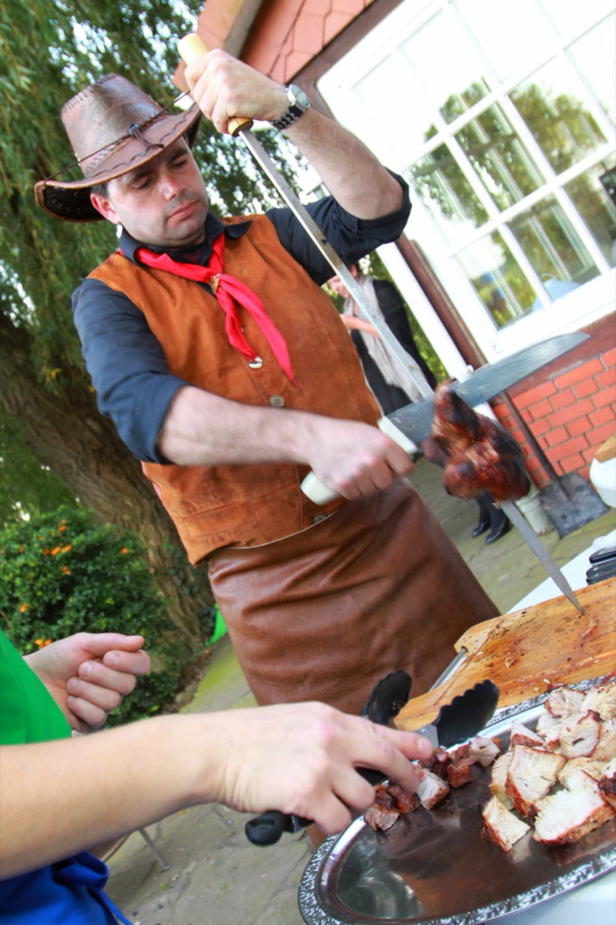 Jair Heck schneidet Fleisch direkt vom Spieß