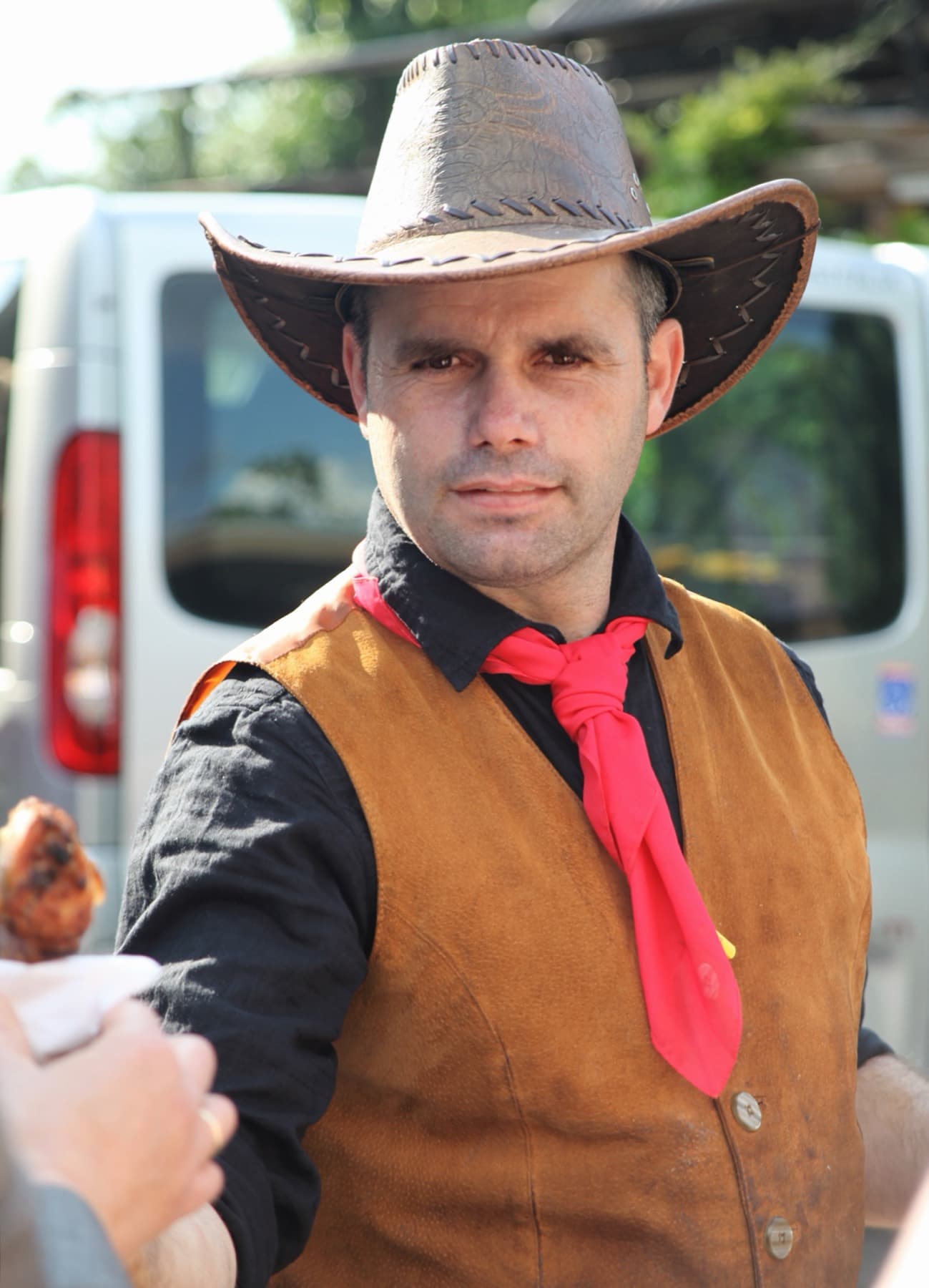 Grillmeister Jair Heck mit Hut und rotem Halstuch