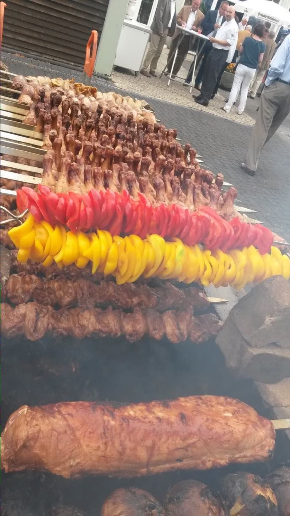 Spieße mit Paprika und Fleisch über der Glut